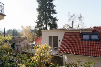 Prodej prostorného bytu 4+kk o velikosti 140 m² v Praze 10 – Záběhlicích, s velkou terasou, balkonem a dvěma parkovacími místy, v kompletně zrekonstruované vile u Hamerského rybníka a sportovního areá - Prodej bytu 4+kk v osobním vlastnictví 140 m², Praha 10 - Záběhlice