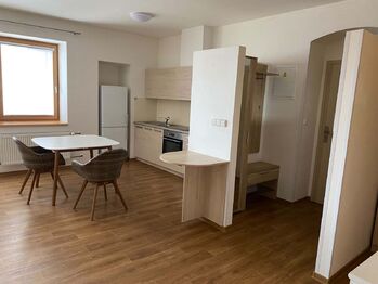 pohled na kuchyň s jídelnou - Pronájem bytu 1+kk v osobním vlastnictví 48 m², Lanškroun