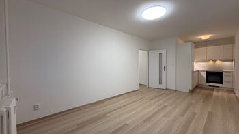 Obývací pokoj s jídelnou - Pronájem bytu 2+kk v osobním vlastnictví 44 m², Praha 9 - Horní Počernice