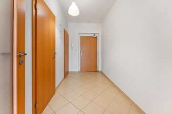 Prodej bytu 1+kk v osobním vlastnictví 34 m², Praha 5 - Hlubočepy