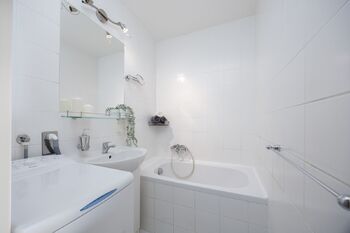 Koupelna - Pronájem bytu 2+kk v družstevním vlastnictví 43 m², Praha 4 - Chodov