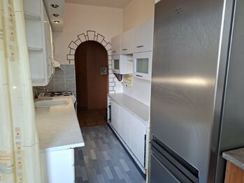 Kuchyně je světlá a čistá. - Prodej bytu 2+1 v osobním vlastnictví 64 m², Cheb 