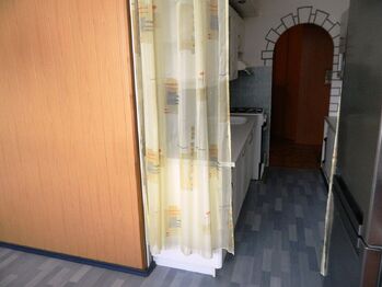 Kuchyně je oddělená od jídelny závěsem. - Prodej bytu 2+1 v osobním vlastnictví 64 m², Cheb