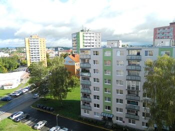 Výhled z bytu. - Prodej bytu 2+1 v osobním vlastnictví 64 m², Cheb