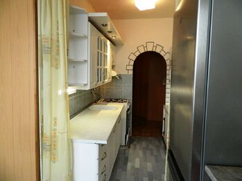 Celkový pohled na kuchyni. - Prodej bytu 2+1 v osobním vlastnictví 64 m², Cheb