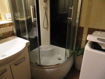 Koupelna se sprchovým koutem. - Prodej bytu 2+1 v osobním vlastnictví 64 m², Cheb