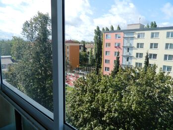 Pohled z lodžie - Prodej bytu 2+1 v osobním vlastnictví 64 m², Cheb