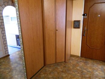 Skříně na míru v chodbě. - Prodej bytu 2+1 v osobním vlastnictví 64 m², Cheb
