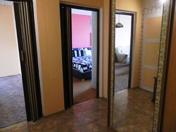 Průhled do obýváku a ložnice. - Prodej bytu 2+1 v osobním vlastnictví 64 m², Cheb