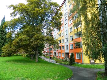 Příchod k domu. - Prodej bytu 2+1 v osobním vlastnictví 64 m², Cheb