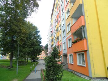 Příchod k domu. - Prodej bytu 2+1 v osobním vlastnictví 64 m², Cheb