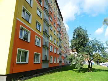 Zadní část domu, Dům je zateplen. - Prodej bytu 2+1 v osobním vlastnictví 64 m², Cheb