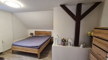 V patře domu je ložnice, která má vlastní koupelnu - Prodej domu 110 m², Bohostice