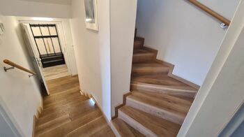 Vstupní chodba se schodištěm - Prodej domu 110 m², Bohostice