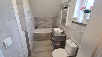 V koupelně, která náleží k ložnici je vana - Prodej domu 110 m², Bohostice