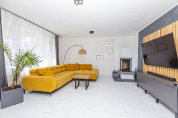 Obývací pokoj - Prodej domu 170 m², Račiněves