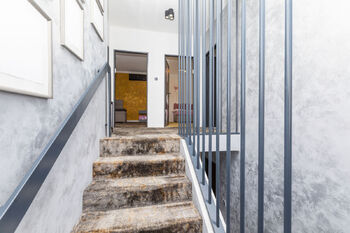Schodiště do patra - Prodej domu 170 m², Račiněves