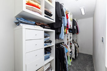 Šatna u ložnice - Prodej domu 170 m², Račiněves