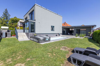 Pohled na zahradu a bazén - Prodej domu 170 m², Račiněves