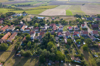 Letecký snímek okolí - Prodej domu 56 m², Krakovany