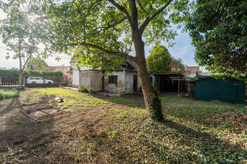 Pohled na dům z pozemku - Prodej domu 56 m², Krakovany