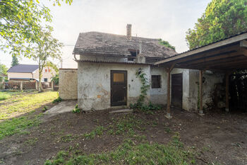 Pohled na dům z pozemku - Prodej domu 56 m², Krakovany