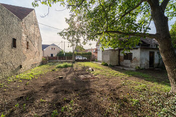 Pohled na dům z pozemku - Prodej domu 56 m², Krakovany