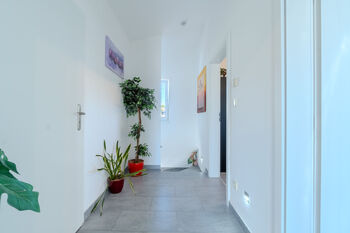 atrium 2.NP pohled zpět - Prodej domu 131 m², Šenov