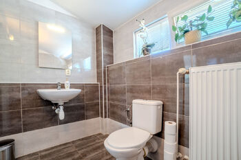 koupelna hlavní - Prodej domu 131 m², Šenov