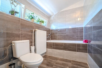 koupelna hlavní - Prodej domu 131 m², Šenov