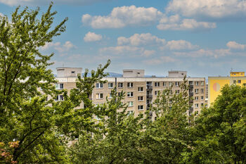 Výhled z ložnice do zeleně - Pronájem bytu 2+kk v osobním vlastnictví 43 m², Ústí nad Labem