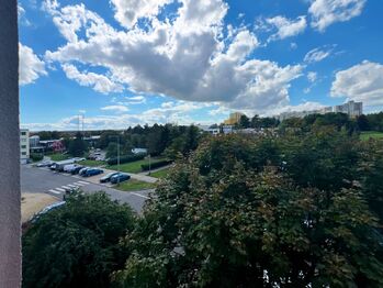 Výhled z lodžie do zeleně. - Prodej bytu 3+kk v osobním vlastnictví 60 m², Praha 4 - Chodov