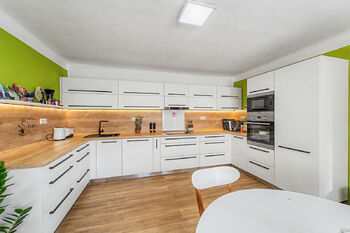 Plně vybavená kuchyně - Prodej domu 222 m², Kly