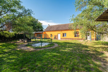 Pohled na dům ze zahrady - Prodej domu 222 m², Kly
