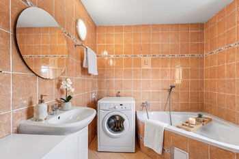Koupelna v bytě - Prodej domu 222 m², Kly