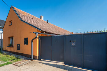 Pohled na dům z ulice - Prodej domu 222 m², Kly