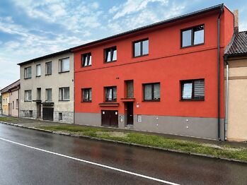 Pohled na dům - Prodej bytu atypický v osobním vlastnictví 204 m², České Budějovice 