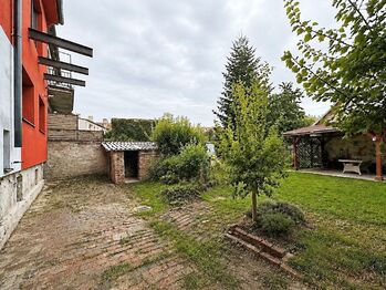 Společná zahrada s pergolou - Prodej bytu atypický v osobním vlastnictví 204 m², České Budějovice