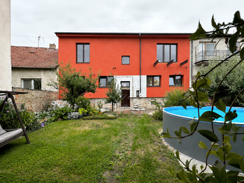 Pohled z vnitrobloku a zahrada - Prodej bytu atypický v osobním vlastnictví 204 m², České Budějovice