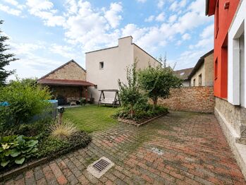 Společná zahrada s pergolou - Prodej bytu atypický v osobním vlastnictví 204 m², České Budějovice