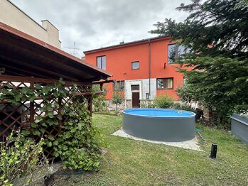 Pohled z vnitrobloku a zahrada - Prodej bytu atypický v osobním vlastnictví 204 m², České Budějovice