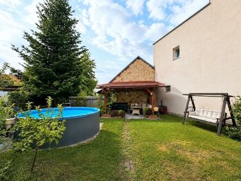 Společná zahrada s pergolou - Prodej bytu atypický v osobním vlastnictví 204 m², České Budějovice