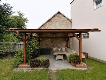 Společná zahrada s pergolou - Prodej bytu atypický v osobním vlastnictví 204 m², České Budějovice