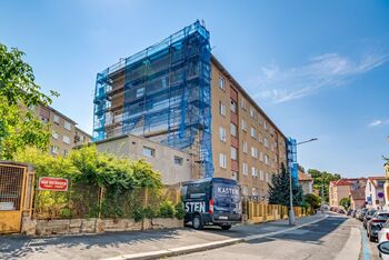 Pohled na dům z ulice - Pronájem bytu 2+kk v osobním vlastnictví 54 m², Praha 4 - Podolí