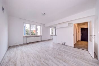 Obývací pokoj se vstupní předsíní a kuchyní - Pronájem bytu 2+kk v osobním vlastnictví 54 m², Praha 4 - Podolí