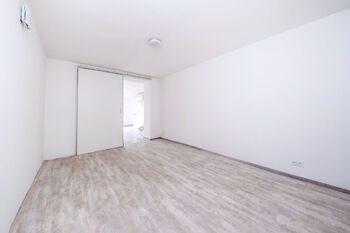Pohled z ložnice bytu - Pronájem bytu 2+kk v osobním vlastnictví 54 m², Praha 4 - Podolí