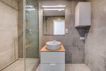 Koupelna se sprchovým koutem - Pronájem bytu 2+kk v osobním vlastnictví 54 m², Praha 4 - Podolí