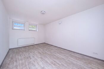 Okna ložnice směřují do privátní zahrady - Pronájem bytu 2+kk v osobním vlastnictví 54 m², Praha 4 - Podolí