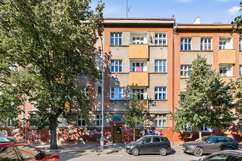 Pohled z ulice - Prodej bytu 1+1 v družstevním vlastnictví 39 m², Praha 9 - Vysočany