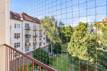 Výhled na vnitroblok z balkonu - Prodej bytu 1+1 v družstevním vlastnictví 39 m², Praha 9 - Vysočany